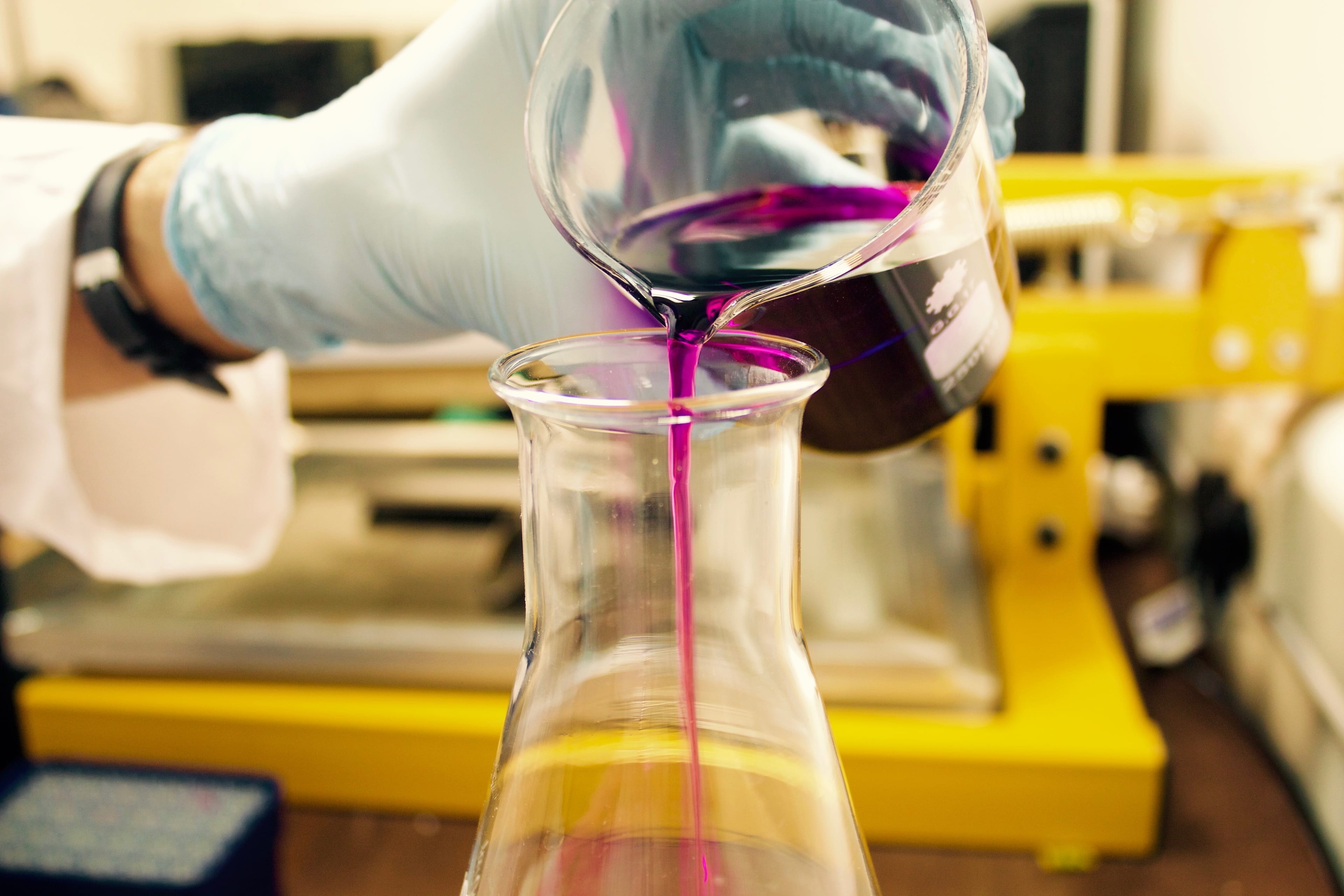 Preparação de reagente em bancada do laboratório forense
